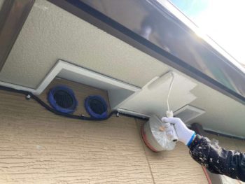 横浜市金沢区S様所有アパートB軒天塗装上塗り1回目