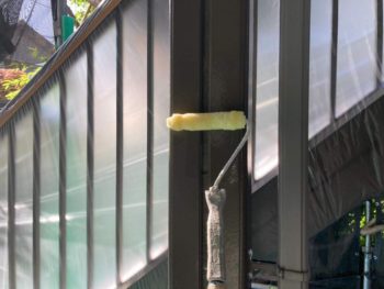 横浜市金沢区S様所有アパートB廊下支柱塗装上塗り2回目