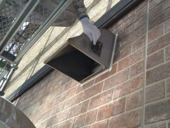 横浜市金沢区S様所有アパートB換気フード塗装前ケレン作業