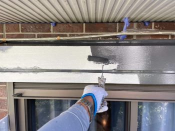 横浜市金沢区S様所有アパートBシャッターボックス塗装上塗り1回目