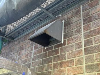 横浜市金沢区S様所有アパートB換気フード塗装施工前画像