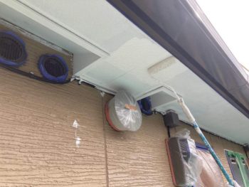 横浜市金沢区S様所有アパートB軒天塗装上塗り2回目