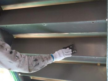 横浜市金沢区S様所有アパートB鉄骨階段塗装前ケレン作業