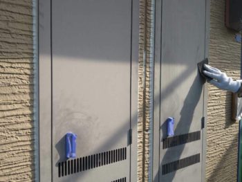 横浜市金沢区S様所有アパートBメーターボックス塗装前ケレン作業