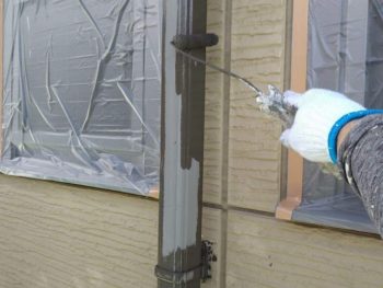 横浜市金沢区S様所有アパートB竪樋塗装上塗り1回目