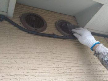 横浜市金沢区S様所有アパートB丸形換気ガラリ塗装前ケレン作業