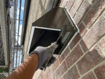 横浜市金沢区S様所有アパートB換気フード塗装上塗り2回目