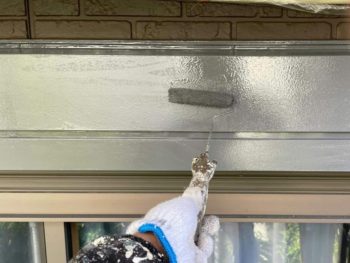 横浜市金沢区S様所有アパートBシャッターボックス塗装上塗り2回目