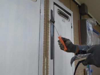 横浜市金沢区S様所有アパートBメーターボックス塗装上塗り1回目