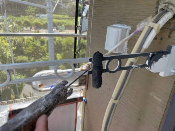 横浜市金沢区S様所有アパートB物干金物塗装上塗り1回目