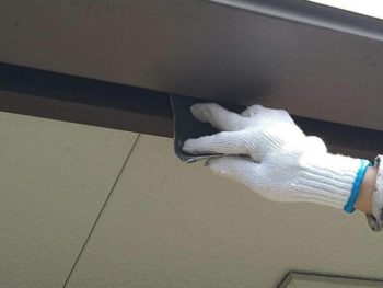 横浜市金沢区S様所有アパートB破風塗装前ケレン作業