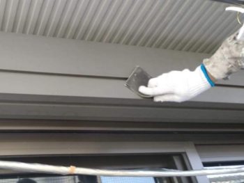 横浜市金沢区S様所有アパートBシャッターボックス塗装前ケレン作業