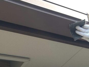 横浜市金沢区S様所有アパートB軒樋塗装前ケレン作業