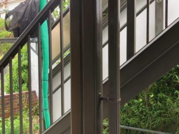 横浜市金沢区S様所有アパートB廊下支柱塗装施工前画像