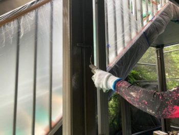 横浜市金沢区S様所有アパートB廊下支柱塗装上塗り1回目