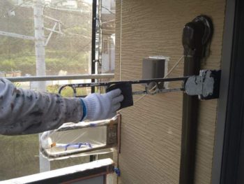 横浜市金沢区S様所有アパートB物干金物塗装前ケレン作業