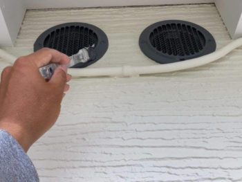 横浜市金沢区S様所有アパートB丸形換気ガラリ塗装上塗り2回目