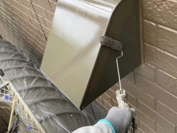 横浜市金沢区S様所有アパートB換気フード塗装上塗り1回目