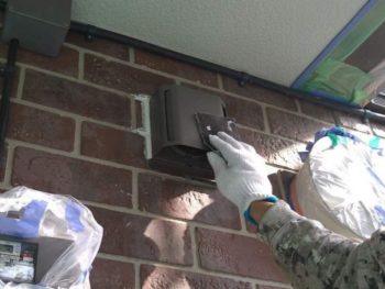 横浜市金沢区S様所有アパートB換気フード塗装前ケレン作業