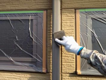 横浜市金沢区S様所有アパートB竪樋塗装前ケレン作業