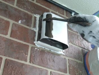 横浜市金沢区S様所有アパートB換気フード塗装上塗り1回目