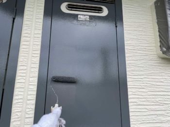 横浜市金沢区S様所有アパートBメーターボックス塗装上塗り2回目