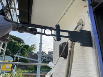 横浜市金沢区S様所有アパートB物干金物塗装上塗2回目