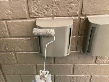 横浜市金沢区S様所有アパートB換気フード塗装上塗り2回目