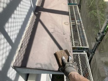 横浜市栄区O様邸霧除け庇塗装前ケレン作業