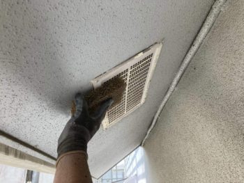 横浜市栄区O様邸軒天換気口塗装前ケレン作業