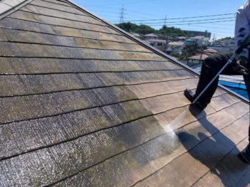 横浜市栄区K様邸サーモアイ4F屋根塗装前高圧洗浄作業