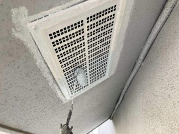 横浜市栄区O様邸軒天換気口塗装上塗り1回目