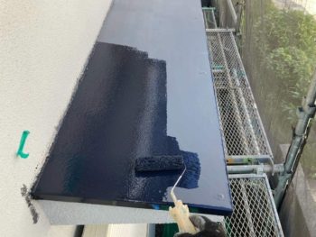 横浜市栄区O様邸霧除け庇塗装上塗り1回目