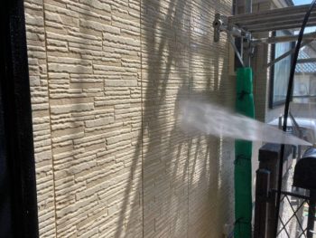 横浜市栄区K様邸ダイヤモンドコート外壁塗装前高圧洗浄作業