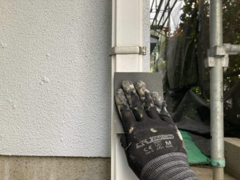 横浜市栄区O様邸竪樋塗装前ケレン作業
