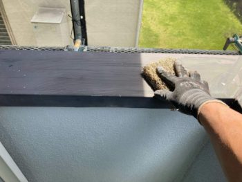 横浜市栄区O様邸手摺笠木板金塗装前ケレン作業