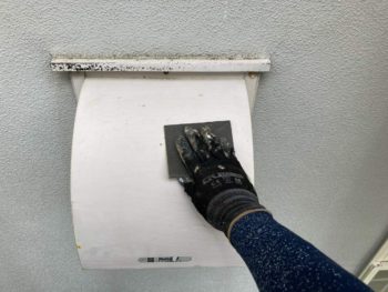 横浜市栄区O様邸換気フート塗装前ケレン作業