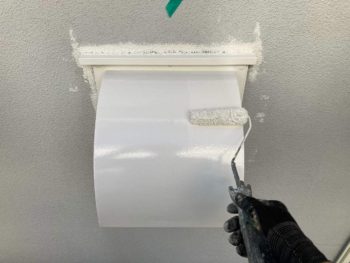 横浜市栄区O様邸換気フード塗装上塗り2回目画像