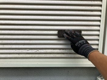 横浜市栄区O様邸雨戸塗装前ケレン作業