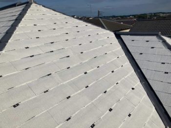 横浜市栄区O様邸スーパーシャネツサーモF屋根塗装タスペーサー挿入作業