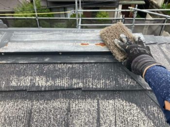 横浜市栄区O様邸棟板金塗装前ケレン作業