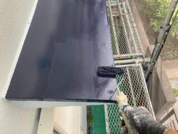 横浜市栄区O様邸霧除け庇塗装上塗り2回目