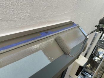 横浜市鶴見区T様邸シャッターボックス塗装上塗り1回目