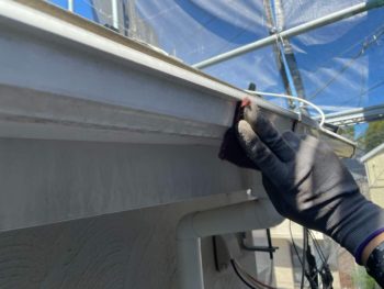 横浜市鶴見区T様邸軒樋塗装前ケレン作業