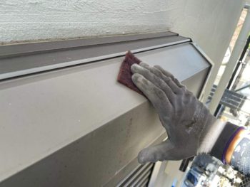 横浜市鶴見区T様邸シャッターボックス塗装前ケレン作業