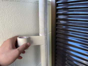 横浜市港南区I様邸超低汚染リファイン1000Si-IR外壁塗装後エアコン冷媒管テープ巻き作業