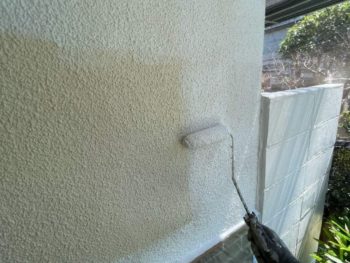 横浜市港南区I様邸超低汚染リファイン1000Si-IR外壁塗装下塗り