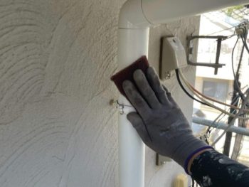 横浜市鶴見区T様邸竪樋塗装前ケレン作業