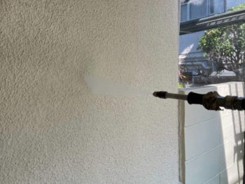 横浜市港南区I様邸超低汚染リファインSi-IR外壁塗装前高圧洗浄作業