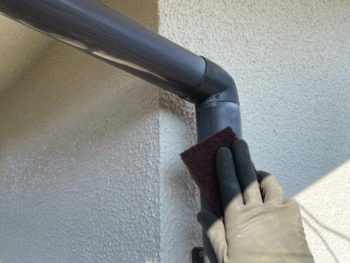 横浜市港南区I様邸竪樋塗装前ケレン作業